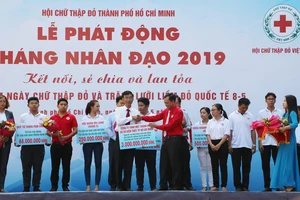 Công ty XSKT TPHCM trao tặng Hội Chữ thập đỏ TPHCM 3 tỷ đồng 