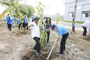 Công nhân Khu công nghiệp Tân Tạo (TPHCM) ra quân dọn sạch rác, khơi thông cống rãnh