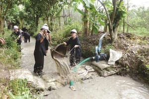 Du khách được trải nghiệm tát nước bắt cá tại khu du lịch sinh thái nông nghiệp