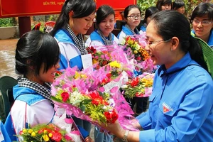 Chiến sĩ Mùa hè xanh Trường Đại học Kỹ thuật Công nghệ TPHCM được kết nạp Đảng tại tỉnh Bến Tre 