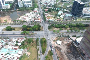 Ngã tư Nguyễn Văn Linh - Nguyễn Hữu Thọ sẽ đầu tư xây dựng nút giao thông. Ảnh: CAO THĂNG