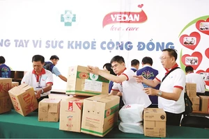 Tập thể nhân viên Vedan Việt Nam tất bật chuẩn bị cho hoạt động khám bệnh, phát thuốc miễn phí