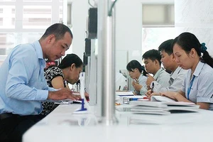 Cán bộ UBND quận 1 TPHCM giải quyết hồ sơ cho người dân