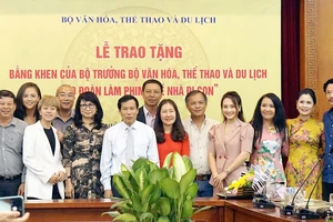 Đoàn làm phim Về nhà đi con tại lễ trao bằng khen