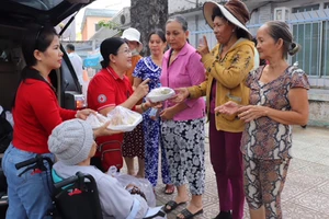 Tấm lòng thiện của bà Phạm Thị Hương (thứ 2 từ trái sang) đã lan tỏa đến bạn bè và người thân trong gia đình 