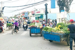 Hỗn độn chợ bán hàng rong