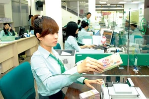 Giao dịch tại Ngân hàng TMCP Phương Đông (OCB). Ảnh: THÀNH TRÍ