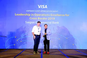 Ông Lê Quang Huy - Giám đốc Khối Thẻ và Ngân hàng số (vest xanh), đại diện SCB nhận giải trong chương trình