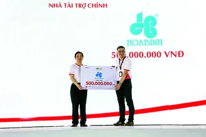 Ông Lê Viết Hải, CT. HĐQT kiêm TGĐ Hòa Bình (trái) trao tặng 500 triệu đồng cho chương trình