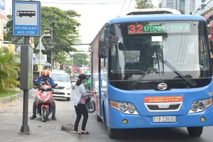 Nên có chủ trương chuyển đổi giảm xe buýt lớn, tăng xe buýt cỡ vừa và nhỏ nhằm thích hợp với từng tuyến đường giao thông. Ảnh: ĐỨC TRUNG