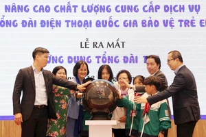 Ra mắt ứng dụng bảo vệ trẻ em “Tổng đài 111”. Ảnh: TTXVN