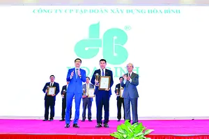 Ông Nguyễn Hùng Cường - Phó Tổng Giám đốc đại diện Hòa Bình nhận giải thưởng của chương trình