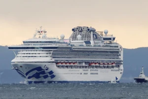 Tàu du lịch Diamond Princess, nơi có thêm 10 người dương tính với virus Corona, tàu đang neo đậu ở Yokohama, phía Nam Tokyo, Nhật Bản, ngày 6-2-2020. Ảnh: REUTERS / Kim Kyung-Hoon