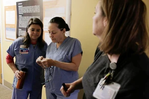 Các chuyên gia y tế tại Trung tâm Y tế Harborview ở Seattle, Washington, Mỹ, ngày 29-2-2020. Ảnh: REUTERS