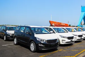 Lô xe Kia Grand Carnival được chuẩn bị đưa vào container tại Khu công nghiệp Thaco Chu Lai (Quảng Nam) để xuất khẩu sang Thái Lan