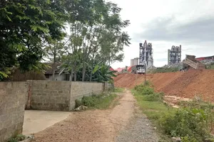 Dân vẫn chưa được di dời khỏi nhà máy xi măng