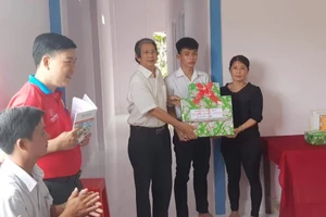 Những ngôi nhà tình thương tặng học trò