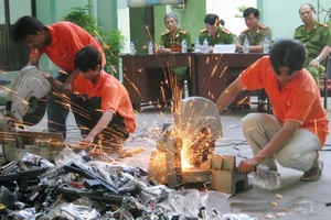 Công an TPHCM tiêu hủy hung khí thu được của các băng nhóm tội phạm. Ảnh: ĐOÀN HIỆP