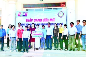 Công ty TNHH MTV Xổ số kiến thiết Đồng Tháp trao học bổng “Thắp sáng ước mơ” tại huyện Tháp Mười