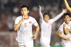 Đoàn Văn Hậu (5) được xem là thủ lĩnh mới của đội tuyển U22 Việt Nam. Ảnh: DŨNG PHƯƠNG