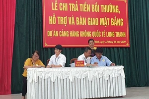 Người dân nhận tiền đền bù đợt tháng 5-2020. Ảnh: VŨ PHONG