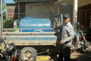 Anh Lê Văn Huy chở nước miễn phí cho người dân vùng hạn