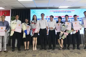 Ông Nguyễn Toàn Thắng, Giám đốc Sở Tài nguyên - Môi trường TPHCM trao giấy chủ quyền nhà ở cho 16 dự án