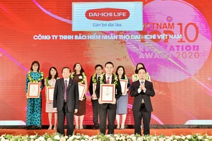 Ông Ngô Việt Phương, Phó Tổng Giám đốc Phát triển kinh doanh kênh Đại lý truyền thống, Dai-ichi Life Việt Nam nhận giải thưởng "Top 10 Công ty Bảo hiểm Nhân thọ uy tín năm 2020".