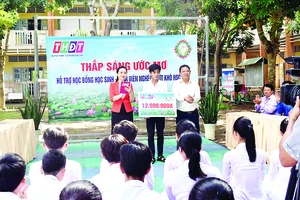 Công ty TNHH MTV Xổ số kiến thiết tỉnh Đồng Tháp trao học bổng “Thắp sáng ước mơ” tại xã Bình Thạnh Trung, huyện Lấp Vò, tỉnh Đồng Tháp