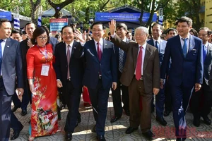 Tổng Bí thư, Chủ tịch nước Nguyễn Phú Trọng cùng các đại biểu dự lễ kỷ niệm 70 năm Ngày thành lập Trường THPT Nguyễn Gia Thiều. Ảnh: nhadan
