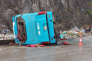 Vụ lật xe khách ở Hòa Bình: Thăm hỏi, hỗ trợ gia đình các nạn nhân