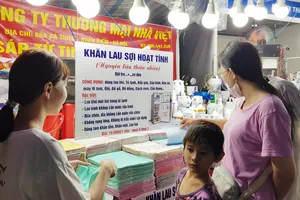 Những chuyến xe hàng Việt được đưa đến phục vụ công nhân các khu công nghiệp