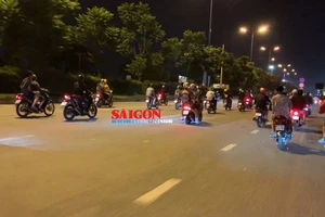 Nhóm "quái xế" dàn hàng ngang trên Quốc lộ 1 đoạn qua phường Linh Trung, quận Thủ Đức, TPHCM, rạng sáng 5-12-2020. Ảnh minh họa: CHÍ THẠCH 