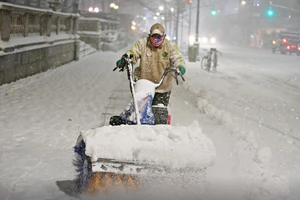 Người đàn ông dọn tuyết rơi dày ở Manhattan, TP New York, New York, Mỹ, ngày 16-12-2020. Ảnh: REUTERS