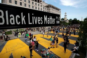 Một bảng hiệu đường phố của Black Lives Matter Plaza ở Washington, ngày 5-6-2020. Ảnh: REUTERS