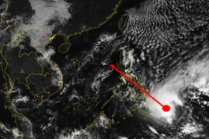 Bão Dujuan suy yếu khi vào Biển Đông