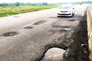 QL1A đoạn qua xã Cát Tân (huyện Phù Cát, Bình Định) vừa được khắc phục, nâng cấp lại bị hư hỏng nặng, ảnh chụp tháng 10-2020. Ảnh: NGỌC OAI