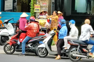 Gỏi khô bò ở công viên Lê Văn Tám trở thành bữa ăn xế hấp dẫn của nhiều người