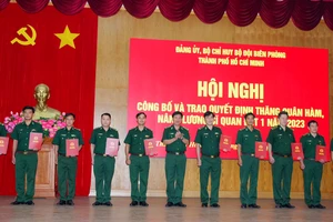 Đại tá Trần Thanh Đức trao quyết định thăng quân hàm sĩ quan năm 2023