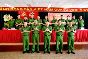 Các đơn vị ký kết giao ước phong trào thi đua đặc biệt. Ảnh: CHÍ THẠCH
