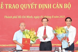 Thành ủy TPHCM trao quyết định cán bộ