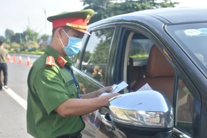 Lực lượng công an kiểm tra giấy đi lại của tài xế di chuyển trên địa bàn TP Vũng Tàu