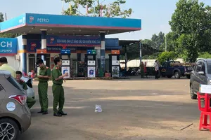 Lực lượng công an phong tỏa, khám xét cây xăng Gia Khiêm