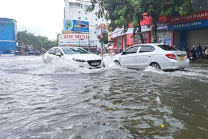 Mưa lớn khiến nhiều tuyến đường tại Vũng Tàu ngập nặng