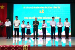 Đại tá Đào Xuân Ánh, Chính ủy BĐBP tỉnh Bà Rịa - Vũng Tàu trao tặng học bổng cho các em học sinh trong chương trình “Nâng bước em tới trường” năm học 2024 – 2025