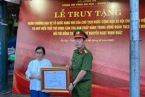 Truy tặng Huân chương bảo vệ Tổ quốc hạng nhì cho Thượng sỹ Nguyễn Ngọc Minh Nhật. Ảnh: CA BR-VR