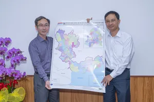 Nhà báo Trần Văn Phong, Trưởng Văn phòng đại diện Báo Sài Gòn Giải Phóng khu vực Đông Nam bộ trao tặng bản đồ cho lãnh đạo Đảng ủy phường Phú Mỹ
