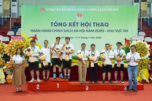 Ban Tổ chức trao huy chương và tặng hoa chúc mừng các vận động viên đạt thành tích cao tại hội thao