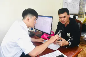 Trung tâm Phục vụ hành chính công xã Kim Long bố trí người bán chuyên trách hướng dẫn thủ tục trực tuyến cho người dân. Ảnh: HUYỀN TRANG