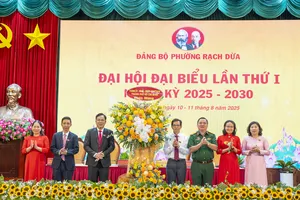 Đồng chí Dương Trọng Hiếu tặng hoa của Thành ủy TPHCM chúc mừng Đại hội phường Rạch Dừa